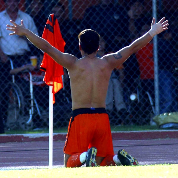 Desde los primeros juegos, Cabañas demostró ssu poder a la ofensiva.