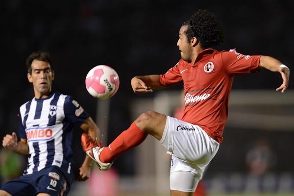 Desde los primeros minutos, Ábrego batalló por la esférica.