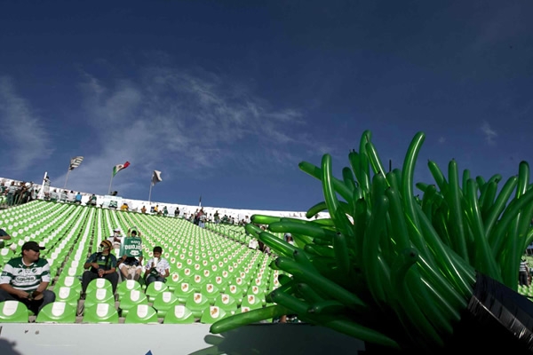 Desde muy temprano comenzó a llegar la gente al estadio.
