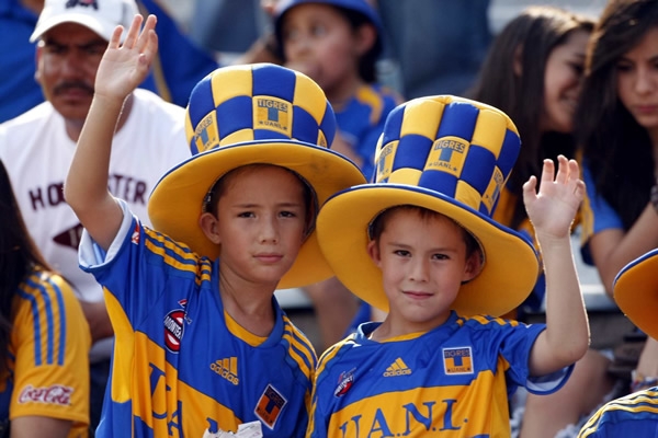 Desde pequeños en el estadio apoyando a los Tigres.