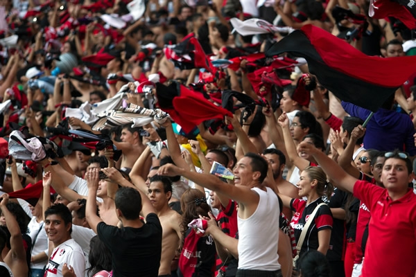 20 detenidos dejó el Clásico por el uso de bengalas.