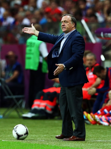 Dick Advocaat, DT ruso, desesperado por el accionar de su equipo.