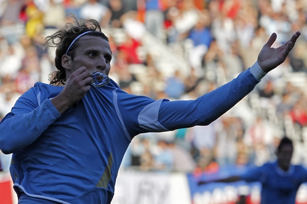 Diego Forlán anotó su primer gol en la Copa.
