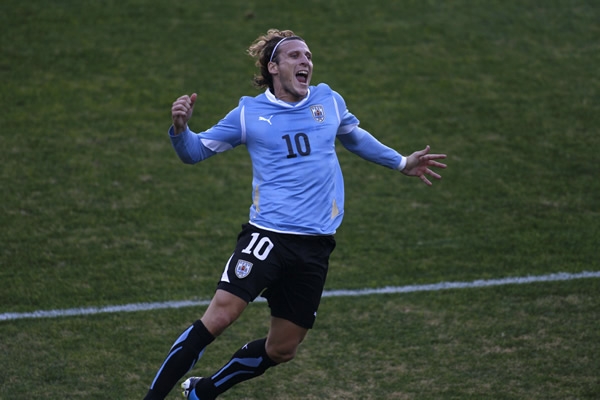 Diego Forlán apareció con el segundo gol.