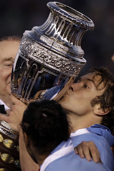 Diego Lugano besa la Copa América, tras 25 días de competencia.