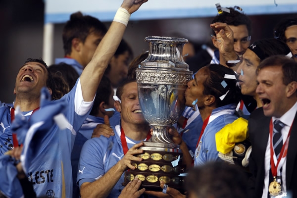 Diego Pérez y Álvaro Pereira tocaron por primera vez la Copa América.