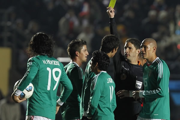 Diego Reyes fue amonestado de forma polémica.