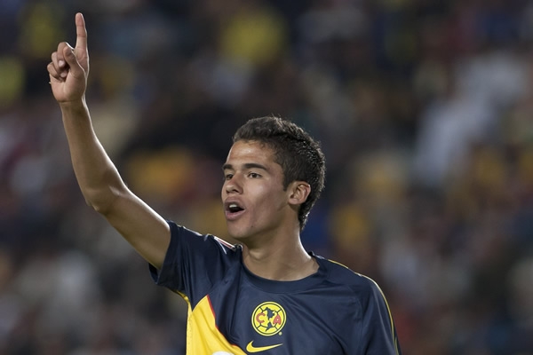 Diego Reyes, ordenando el sector defensivo.