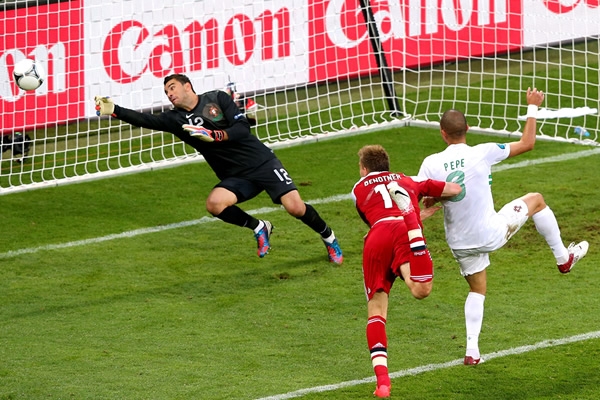 Dinamarca empataba el juego a dos anotación con el segundo gol de Nicklas Bendtner.