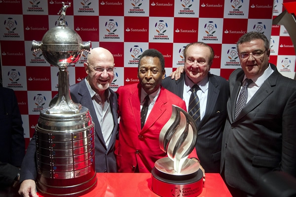 Directivos y Pelé se juntaron con la Copa Libertadores.