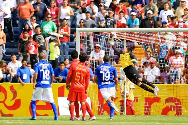Disparo atajado por el arquero de Neza.