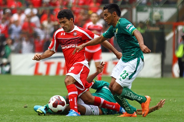 Doble marca ejercieron los leoneses contra Sinha.