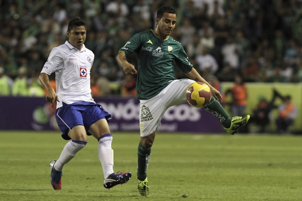 Domínguez no pudo frenar el ataque esmeralda.