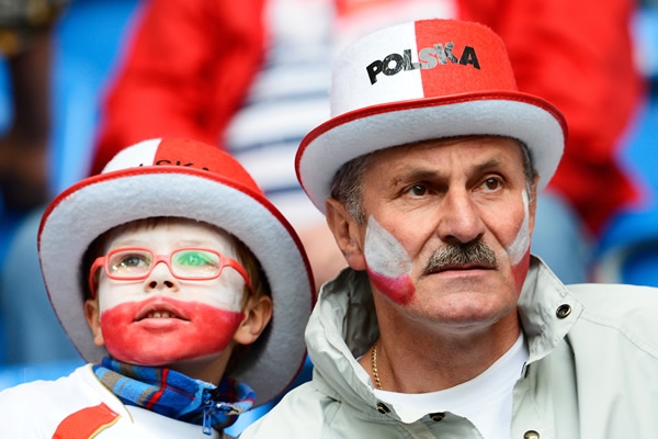 Dos generaciones de polacos disfrutando de la Eurocopa 2012.