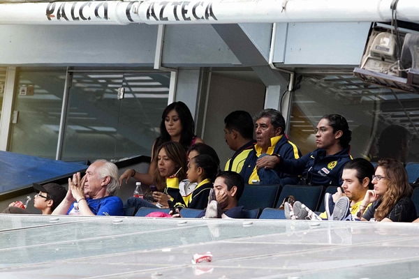 El DT del América, Carlos Reinoso vio el partido desde un palco del Azteca.