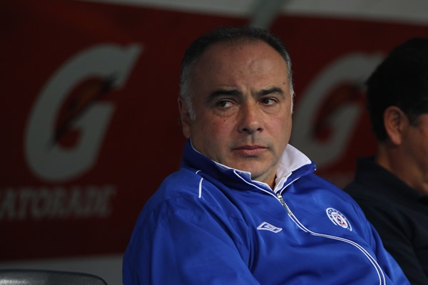 El DT de Cruz Azul nervioso por verse abajo en el marcador.