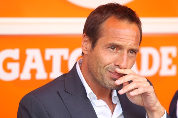 El DT holandés de Chivas, observaba con nerviosismo el encuentro.