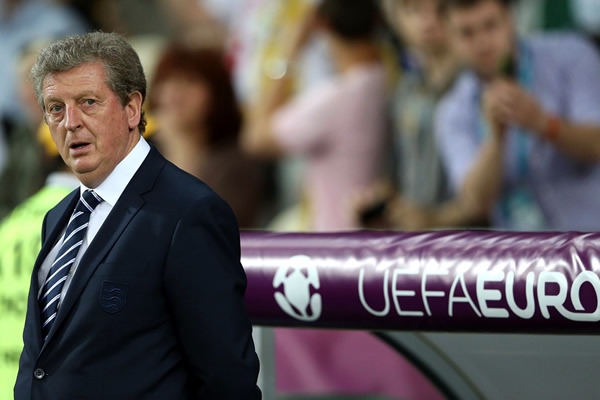 El DT inglés, Roy Hodgson, observaba el parado de los ingleses sobre la cancha.