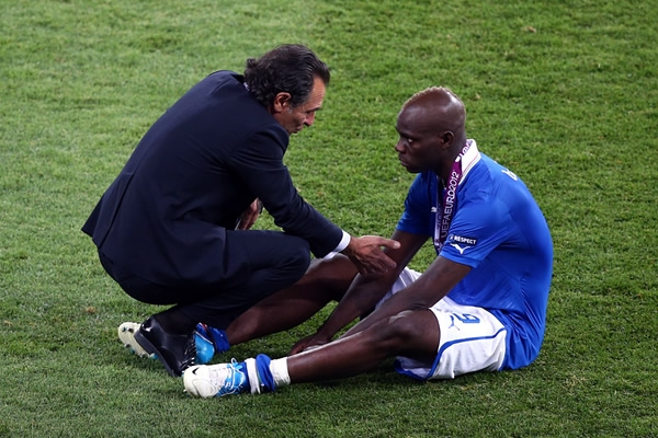 El DT italiano, Cesare Prandelli, consuela al atacante italiano.
