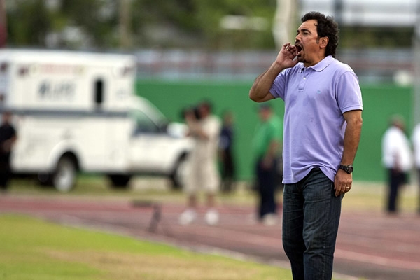 El DT de los Tuzos ordenaba a su equipo en el terreno de juego.