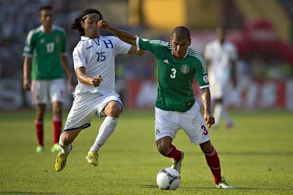 Duelo en media cancha, Salcido y Espinoza.