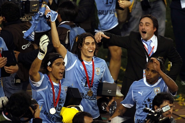Edinson Cavani festejaba con los aficionados charrúas.