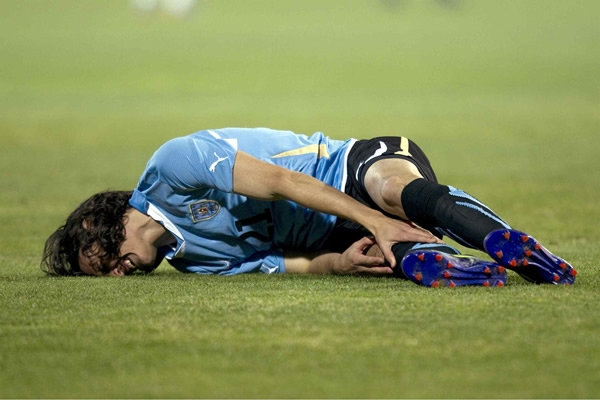 Edison Cavani se dolió tras una entrada.