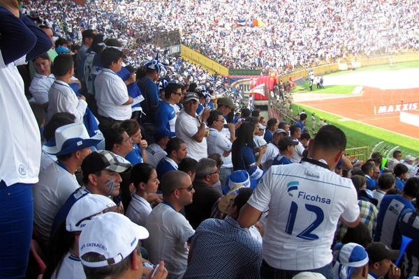 El amor por la Selección nubla el intenso calor.