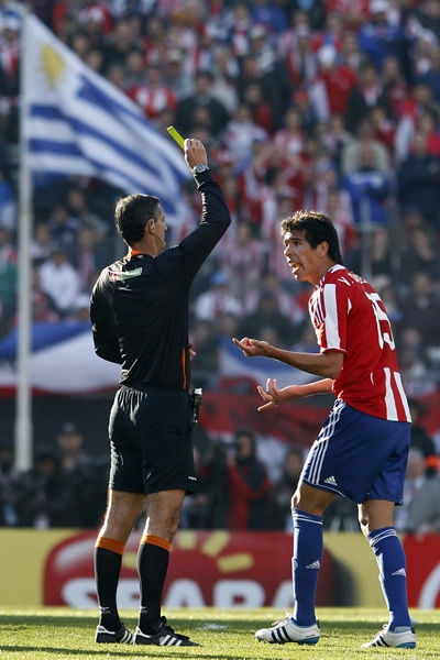 El árbitro brasileño fue polémico.