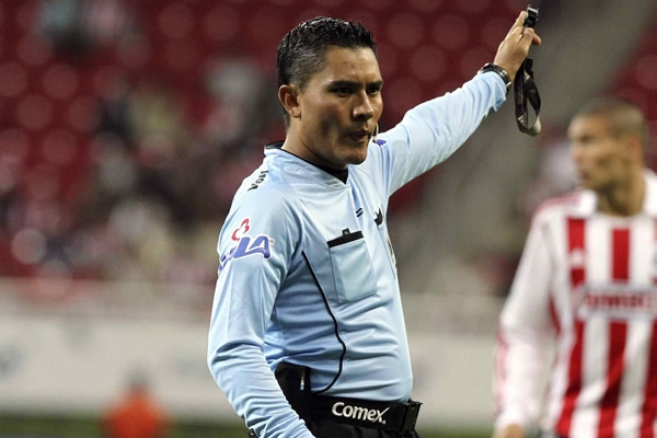 El árbitro central, Fernando Guerrero.