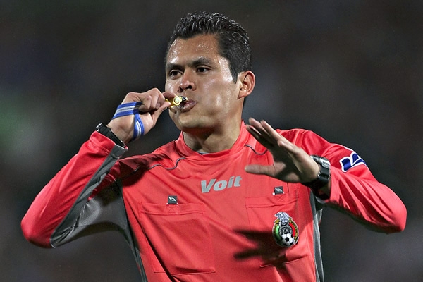 El árbitro central, Jorge Antonio Pérez.