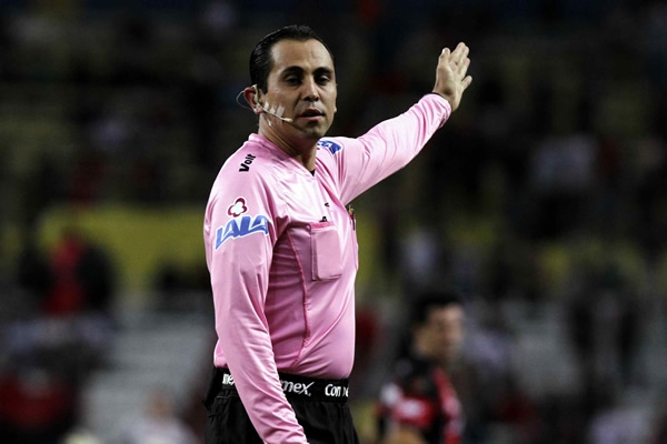 El árbitro central, Luis Santander.