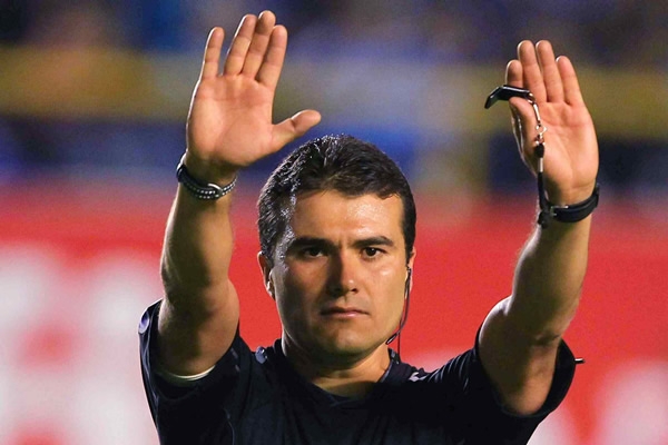 El Árbitro central, Ricardo Arellano.