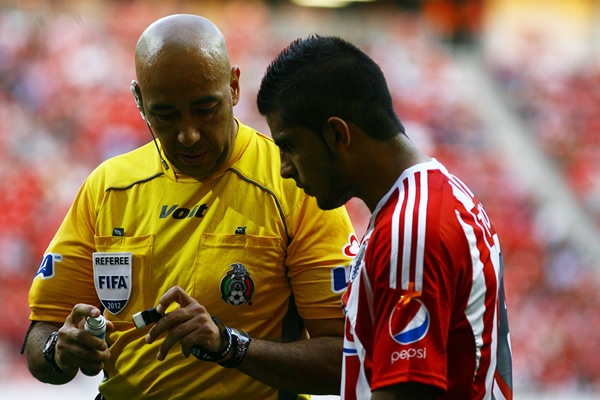 El árbitro central tuvo mucha comunicación con los jugadores.