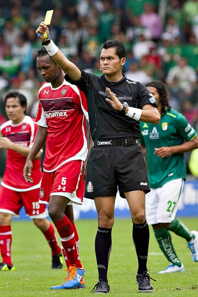 El árbitro no dudo en poner orden entre los jugadores.