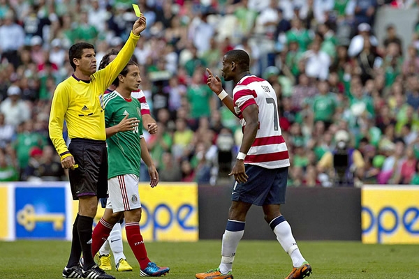 El árbitro poniendo en orden a los jugadores.