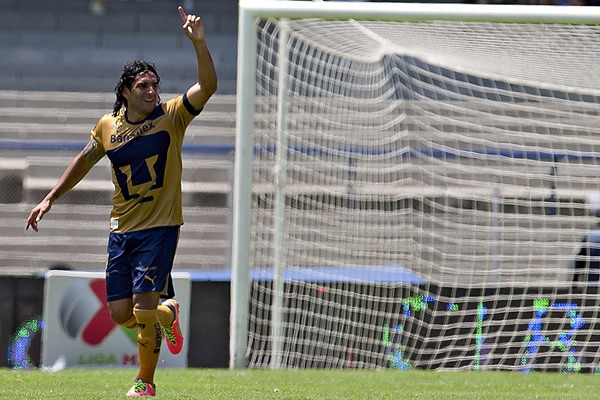 El argentino festejando uno de los dos goles que le hizo a Gallos Blancos.