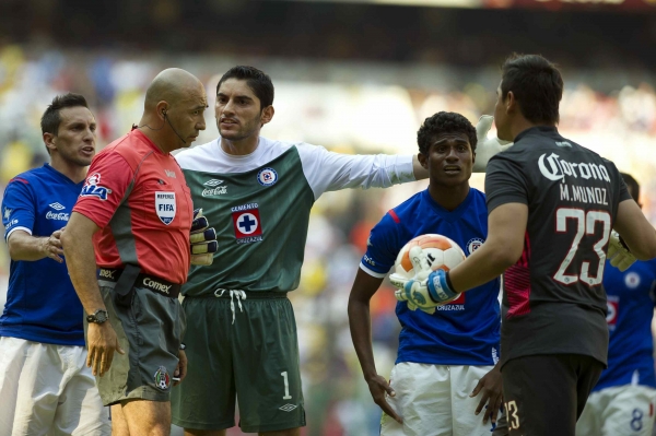 El arquero cementero se sumó al ataque en las últimas jugadas del juego.