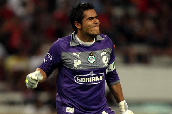 El arquero de Santos Laguna festejó la primera anotación de su equipo.