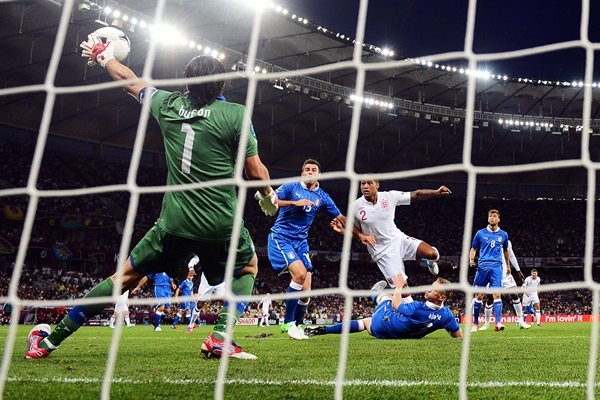 El arquero italiano salvó a su selección con esta atajada.