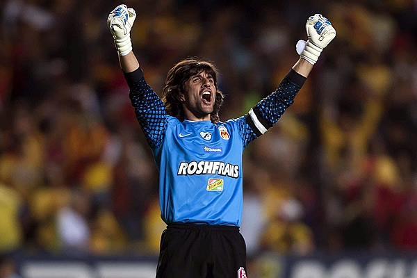 El arquero purépecha festeja el tanto de su equipo.