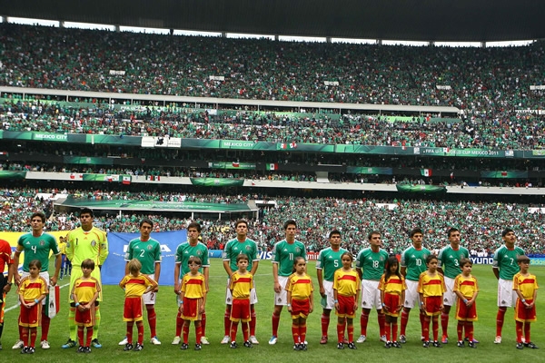 El Azteca coreó el himno nacional