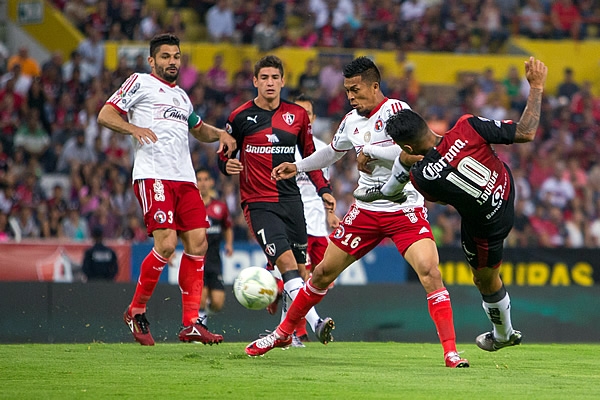 El balón se disputa con todo.