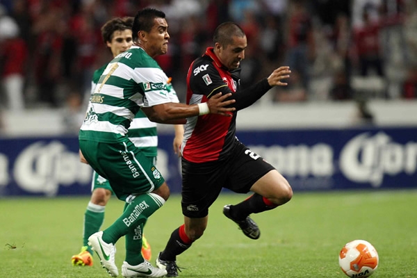 El balón se disputó con mucha fuerza en todo el terreno de juego.