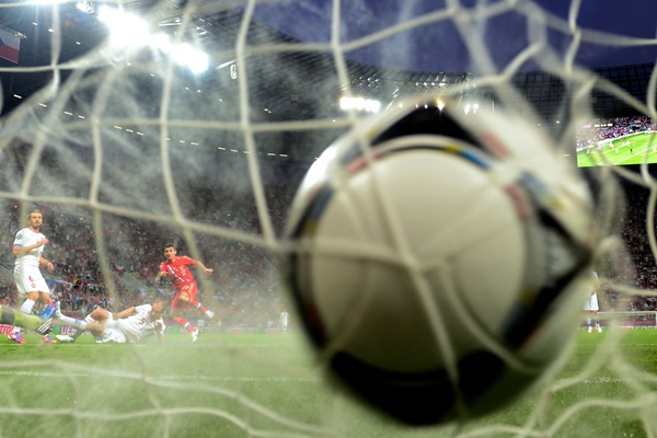 El balón visitó en cuatro ocasiones la meta de los checos.