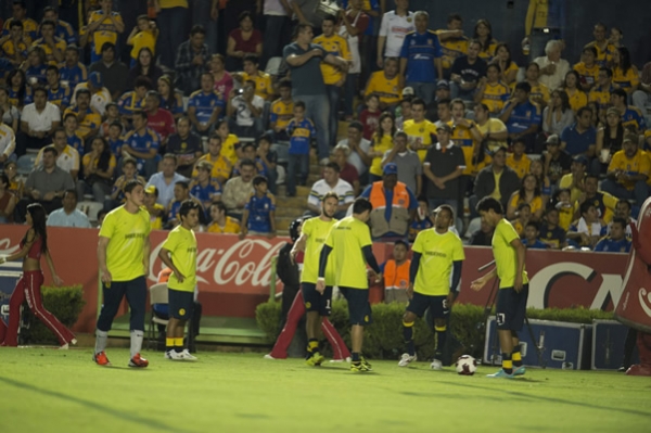 El calentamiento de las Águilas previo al juego.