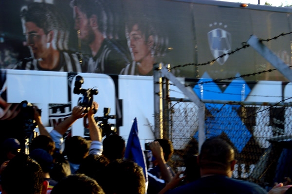 El camión de Monterrey llegó casi a la misma hora que el de Santos.