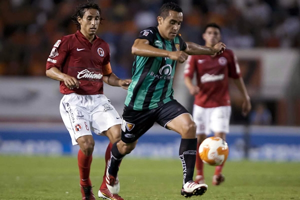 El capitán de los Xolos tratando de robar el balón.