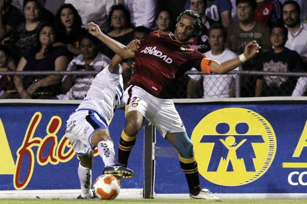 El capitán Leaño recibe una falta.