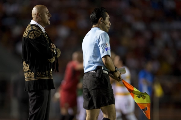 El Chelís lucía un peculiar atuendo.